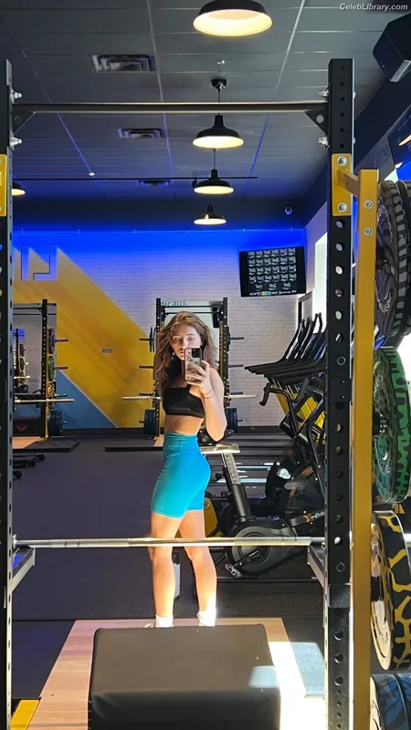 Willow shields photo 4 of 415