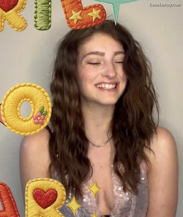 Willow shields photo 14 of 415