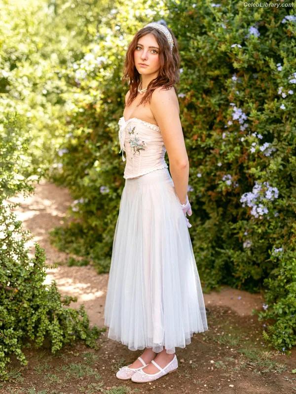 Willow shields photo 4 of 415
