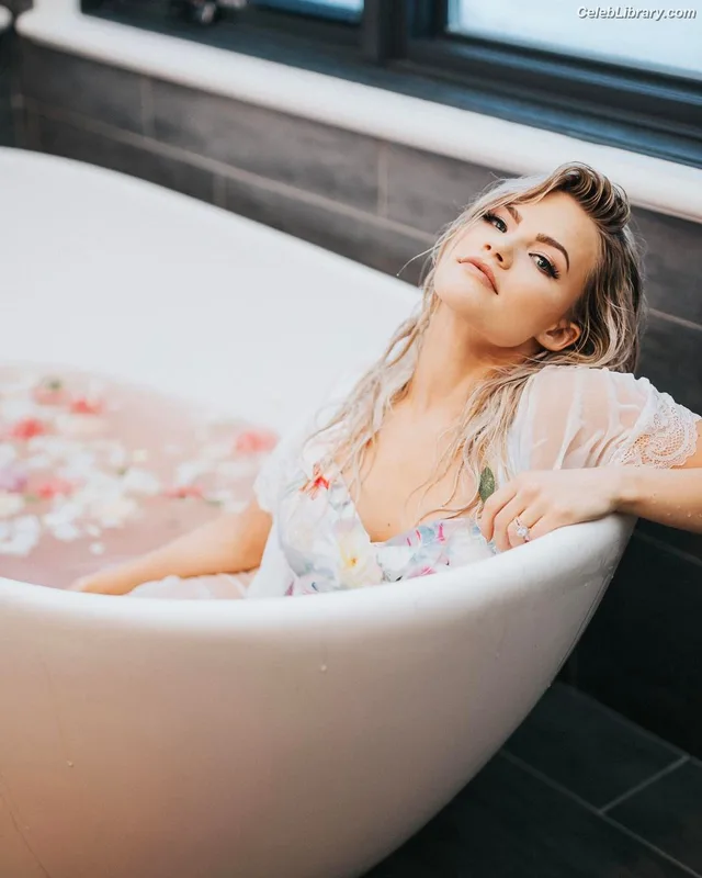 Witney Carson photo 3 of 86