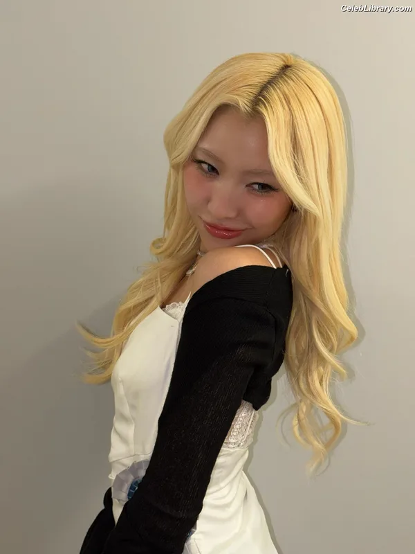 XG (Kpop) photo 2 of 3042
