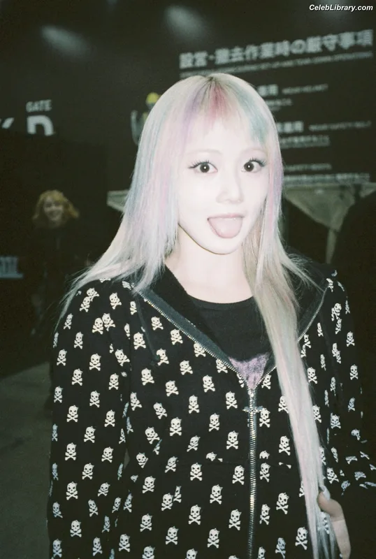 XG (Kpop) photo 1 of 3042