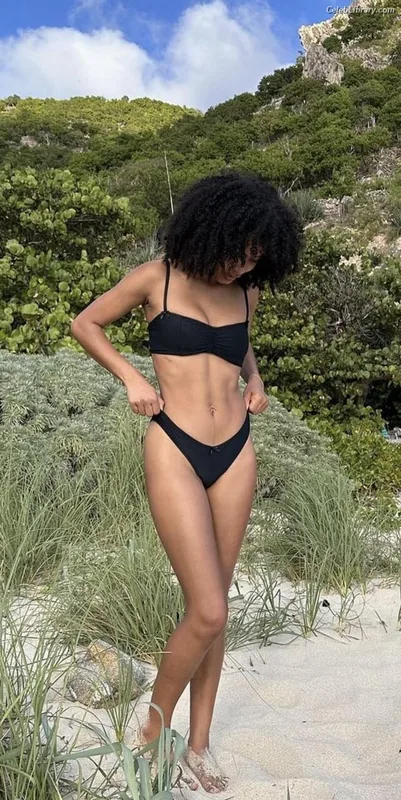 Yara Shahidi photo 14 of 21