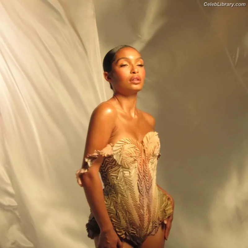 Yara Shahidi photo 19 of 21