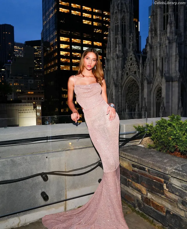 Yasmin Wijnaldum photo 3 of 70