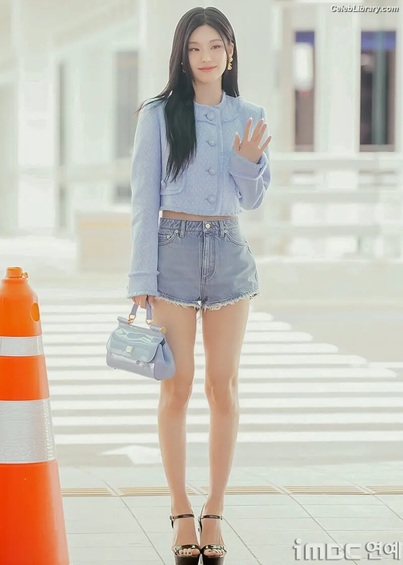 Yeji - ITZY (예지, Hwang Ye-ji) photo 15 of 1034