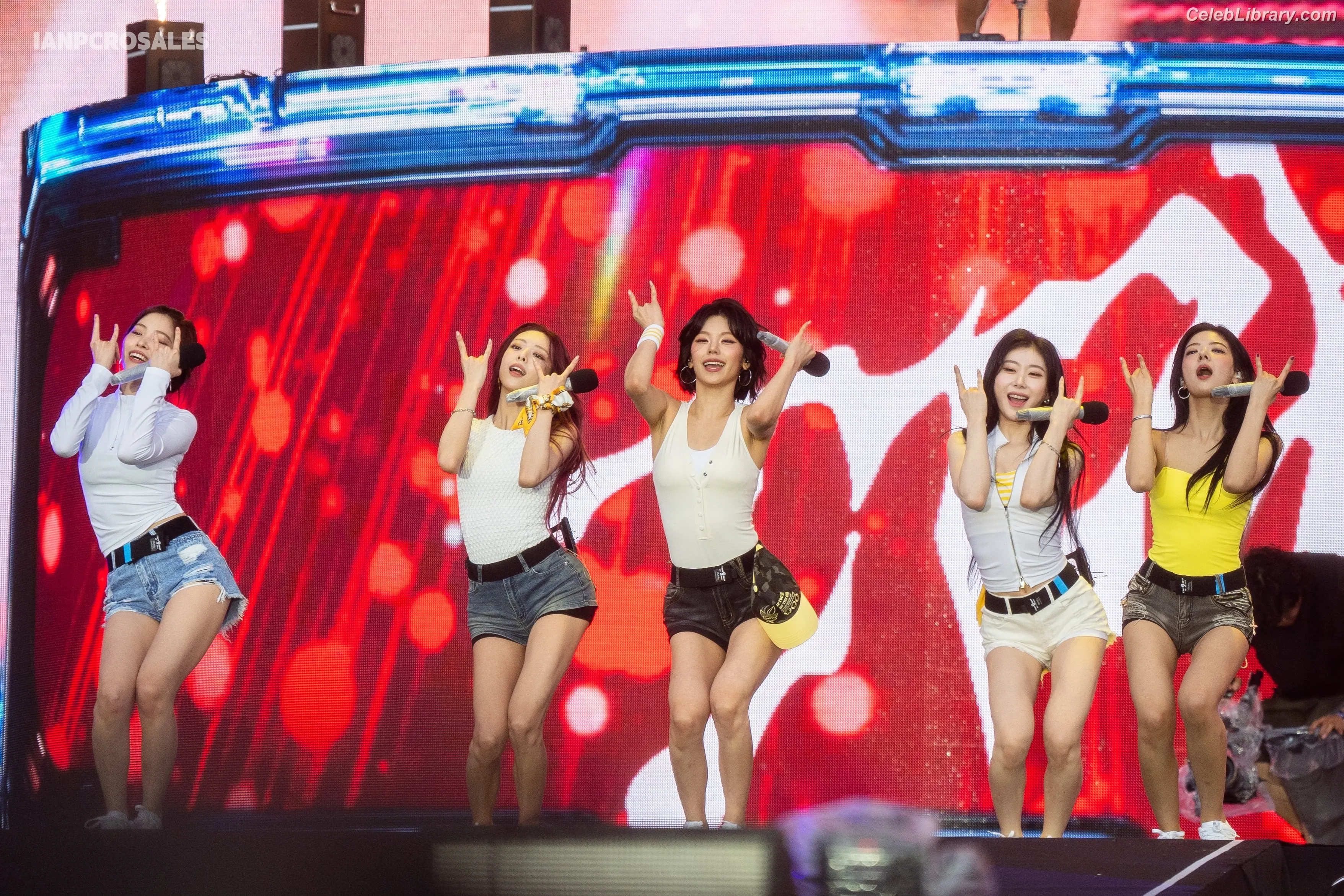 Yeji - ITZY (예지, Hwang Ye-ji) photo 5 of 1034
