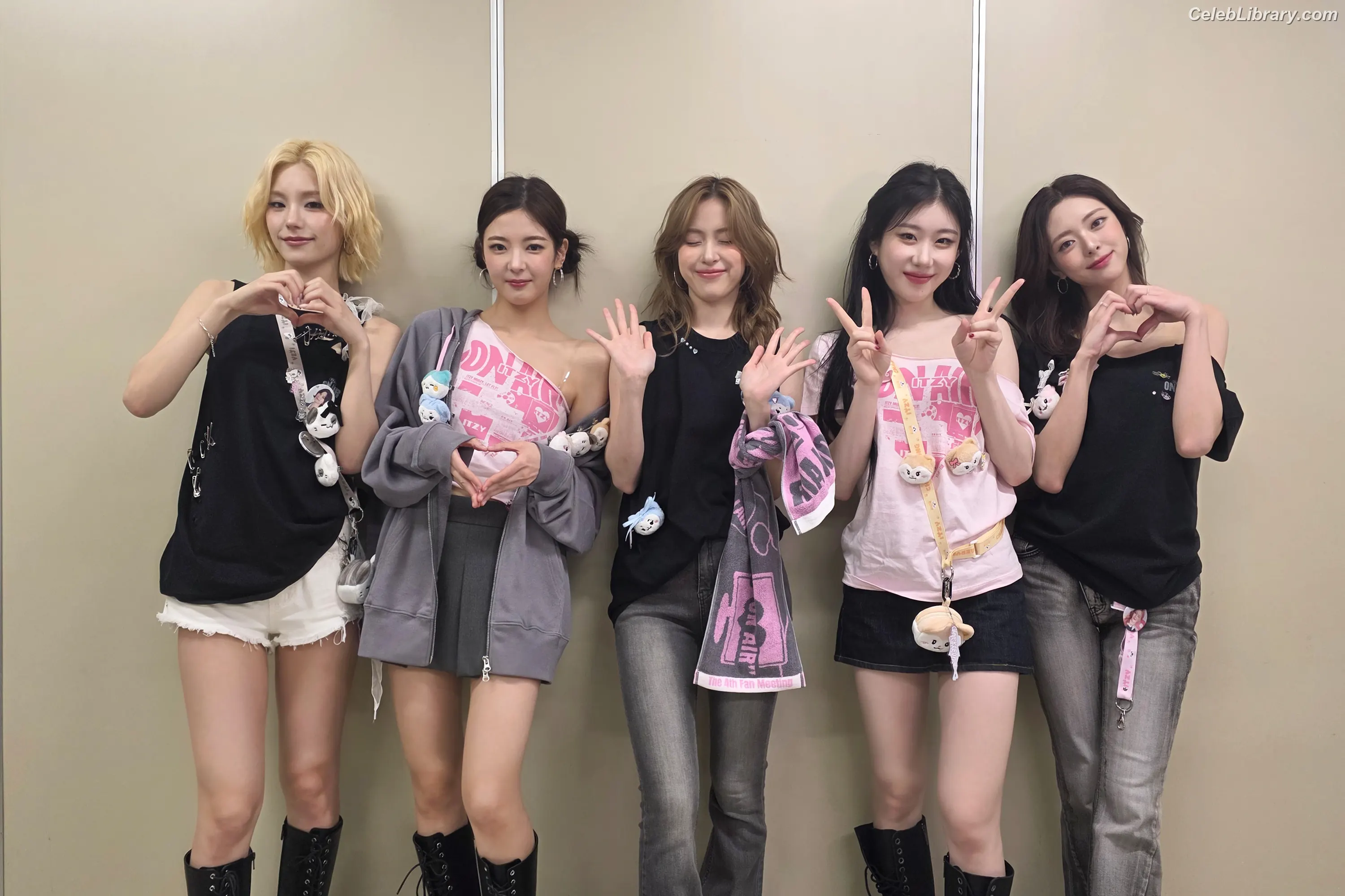 Yeji - ITZY (예지, Hwang Ye-ji) photo 21 of 1034
