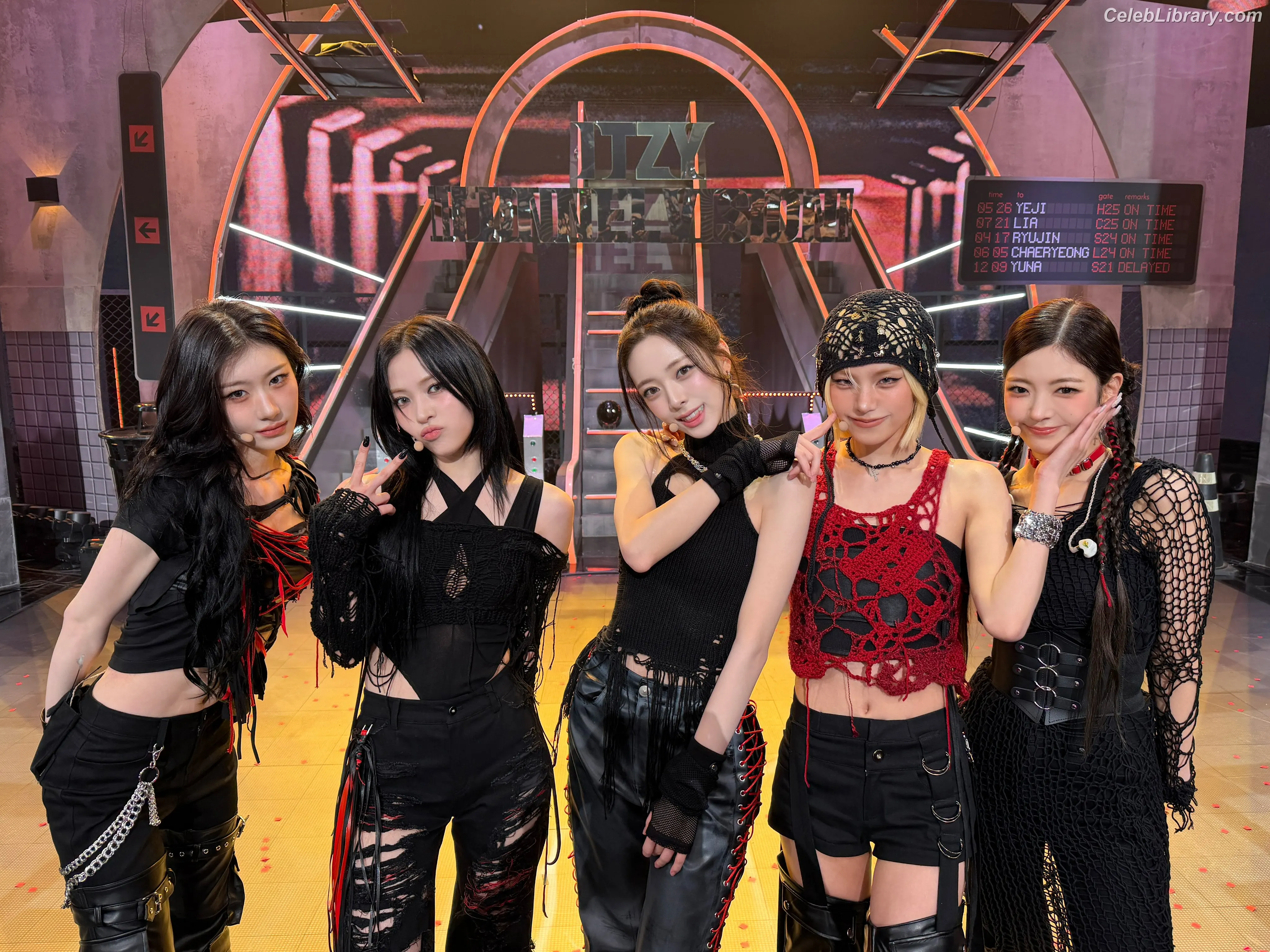 Yeji - ITZY (예지, Hwang Ye-ji) photo 11 of 1034