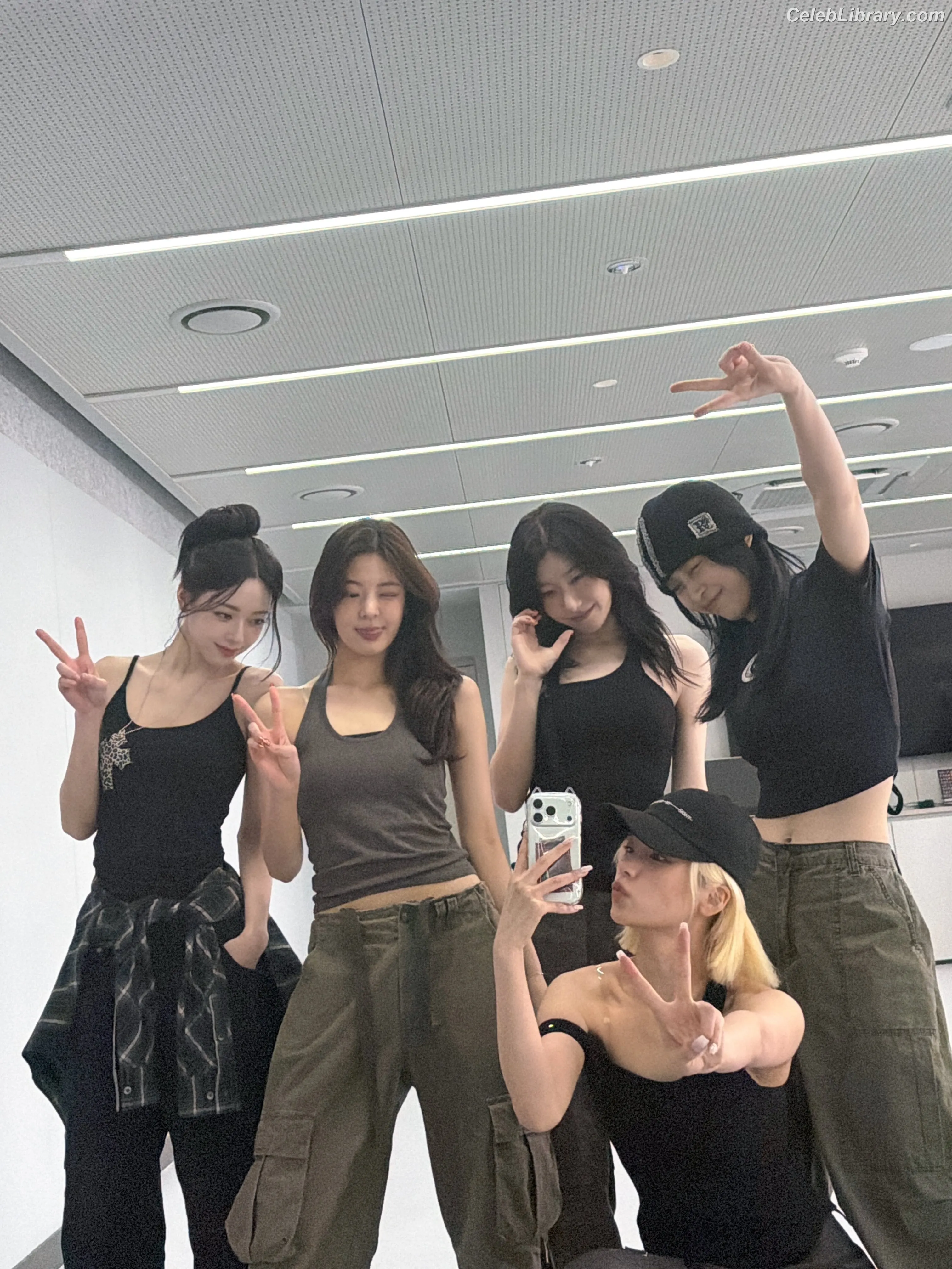 Yeji - ITZY (예지, Hwang Ye-ji) photo 4 of 1034
