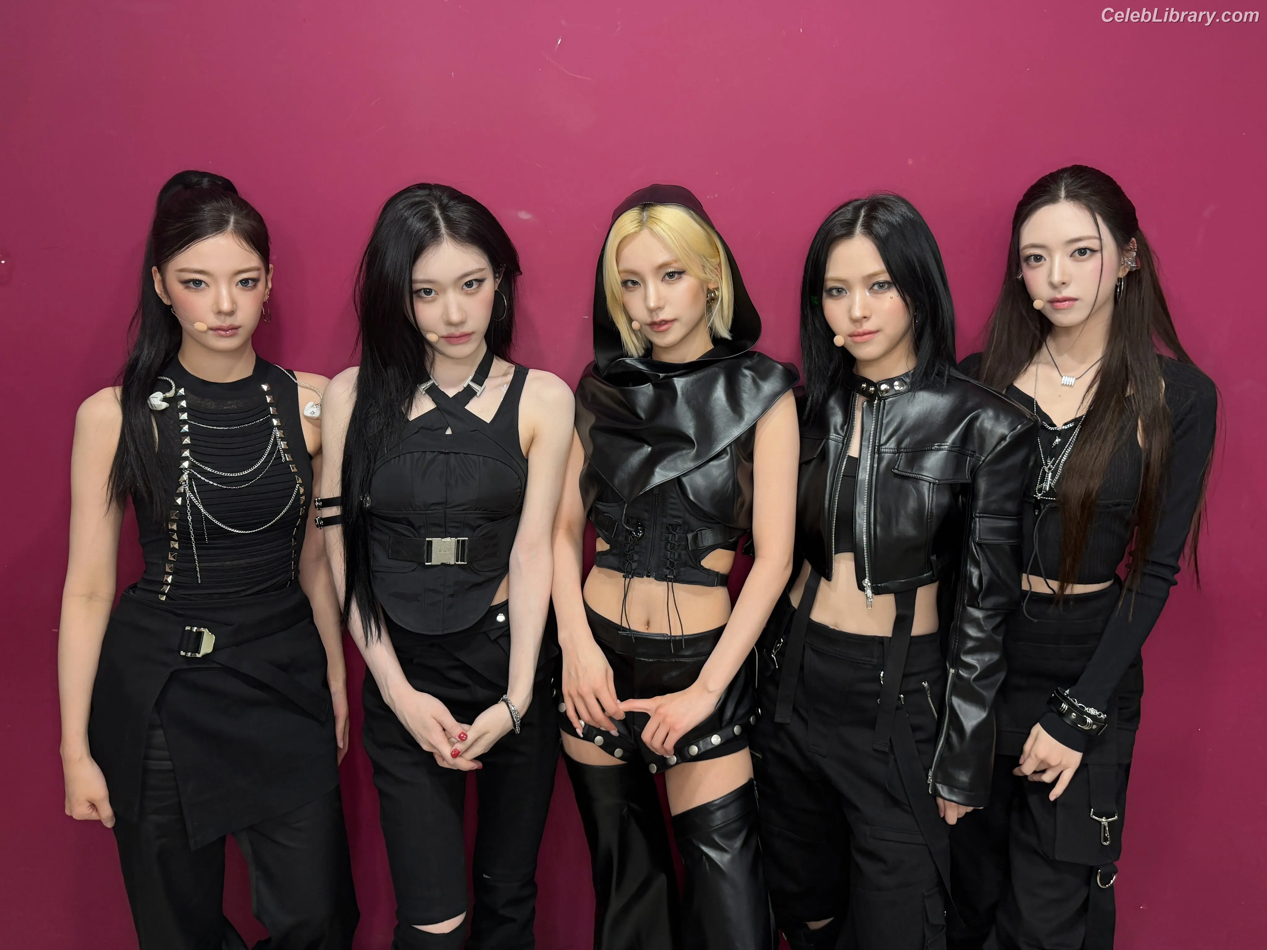 Yeji - ITZY (예지, Hwang Ye-ji) photo 1 of 1034