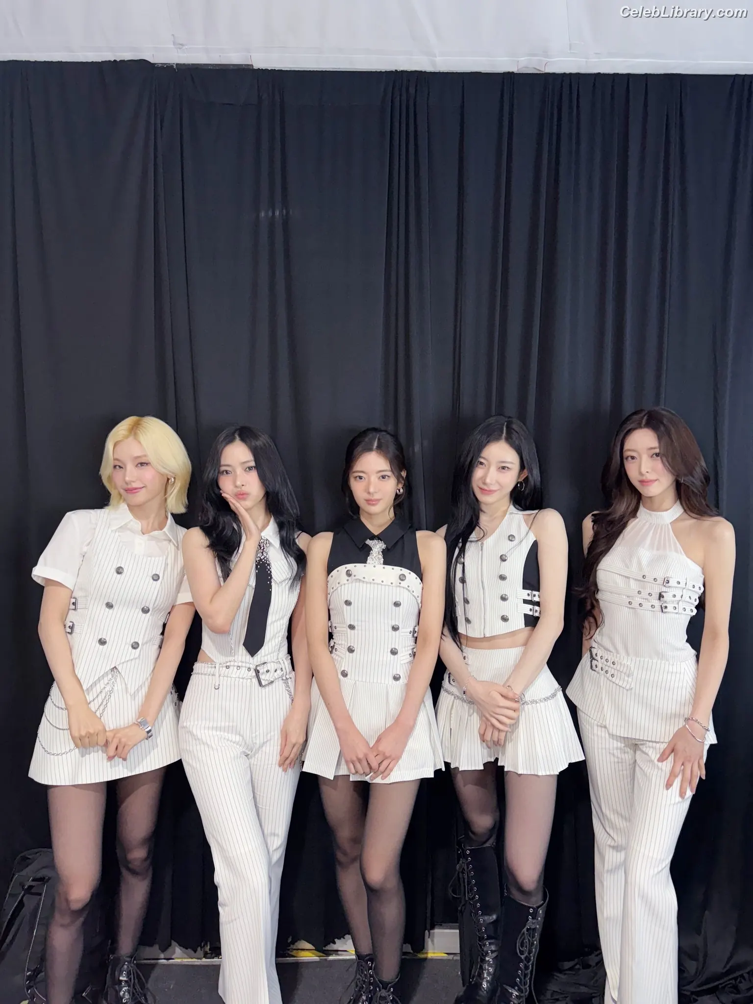Yeji - ITZY (예지, Hwang Ye-ji) photo 10 of 1034