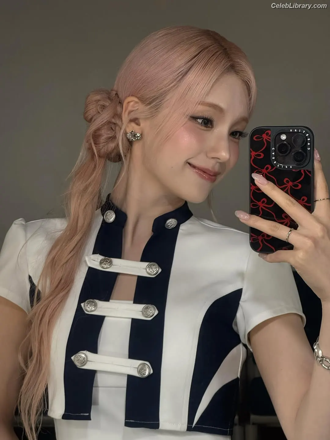 Yeji - ITZY (예지, Hwang Ye-ji) photo 15 of 1034