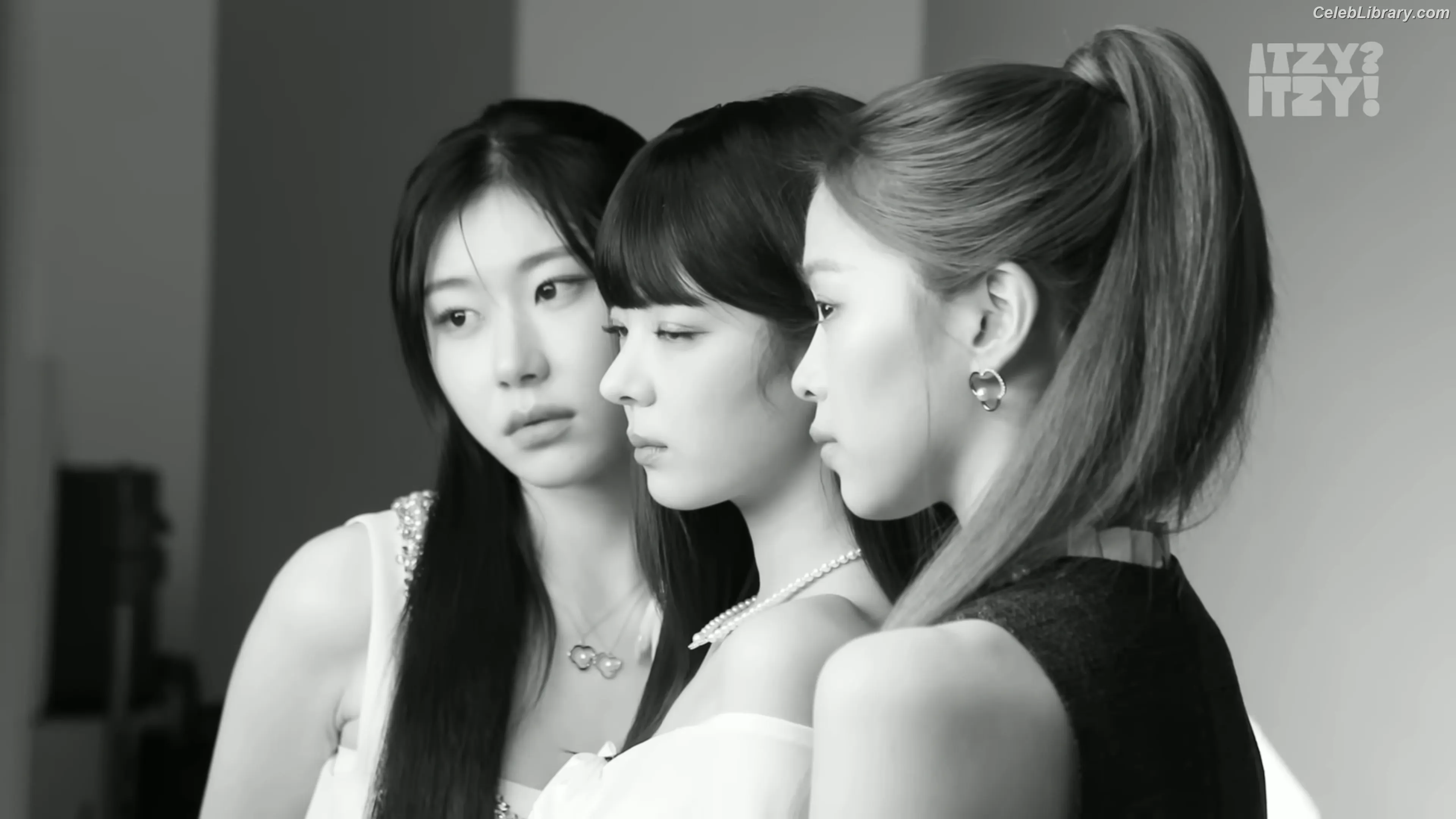 Yeji - ITZY (예지, Hwang Ye-ji) photo 20 of 1034