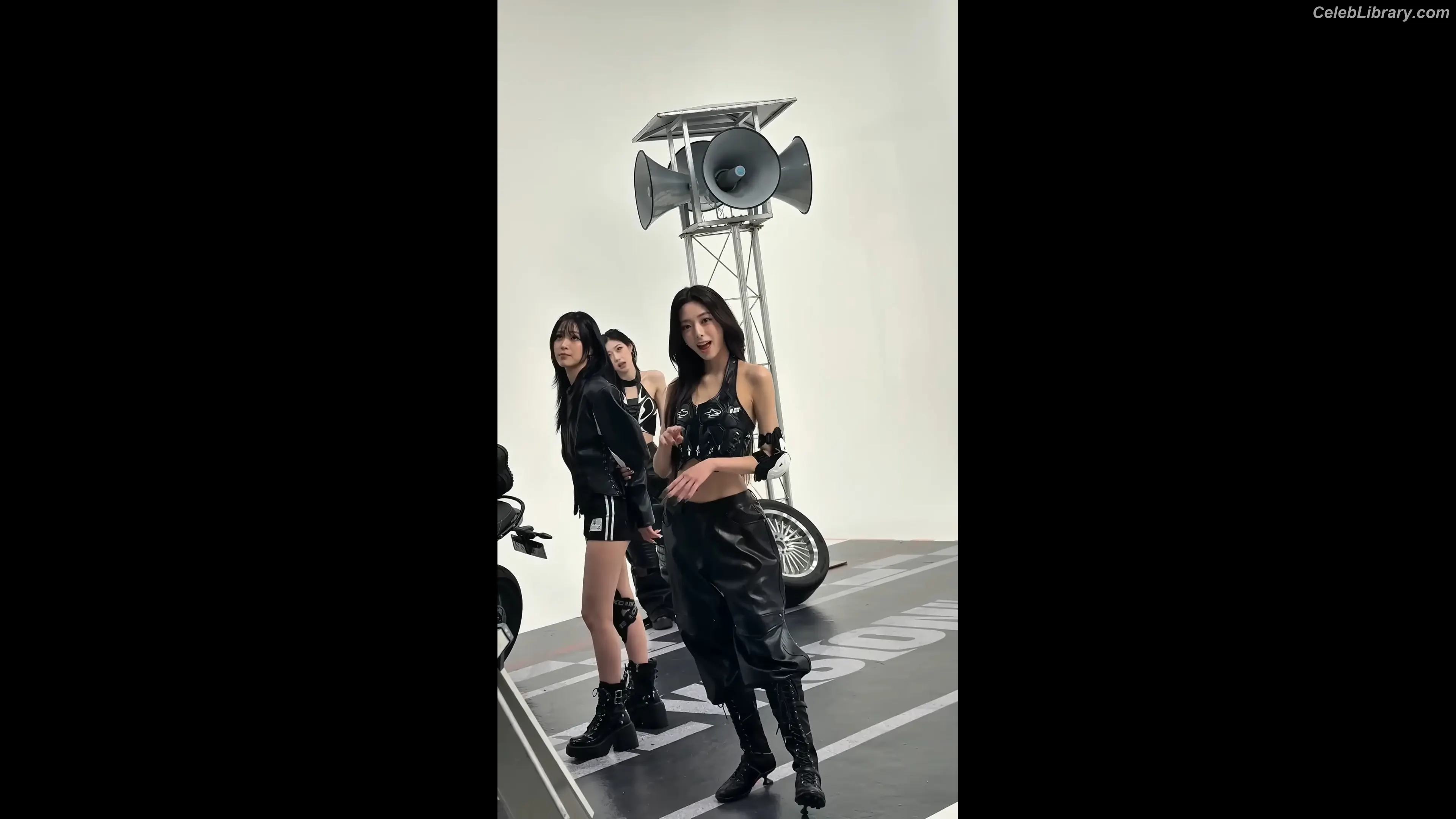 Yeji - ITZY (예지, Hwang Ye-ji) photo 6 of 1034