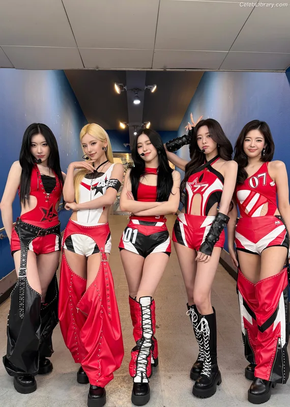 Yeji - ITZY (예지, Hwang Ye-ji) photo 5 of 1028