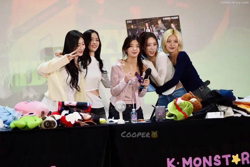 Yeji - ITZY (예지, Hwang Ye-ji) photo 8 of 1028