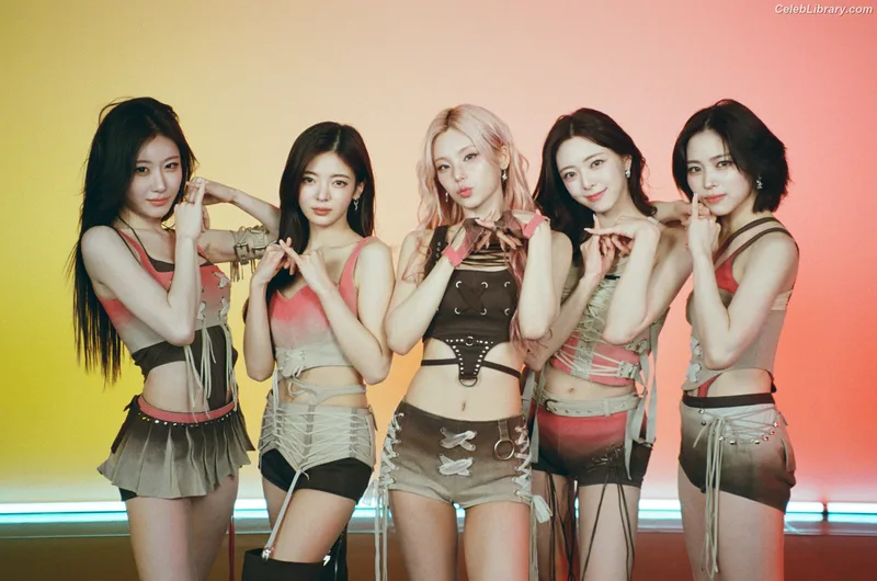 Yeji - ITZY (예지, Hwang Ye-ji) photo 15 of 1028