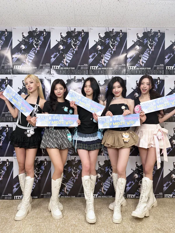 Yeji - ITZY (예지, Hwang Ye-ji) photo 24 of 1028