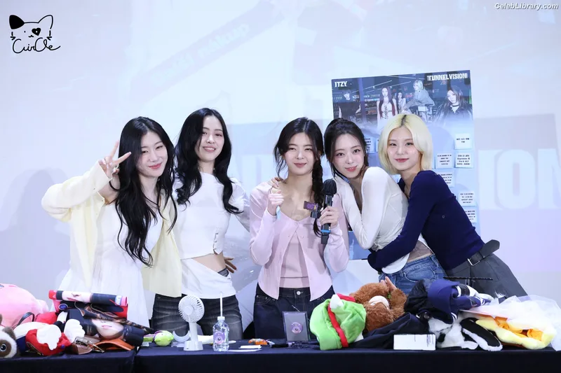 Yeji - ITZY (예지, Hwang Ye-ji) photo 4 of 1028