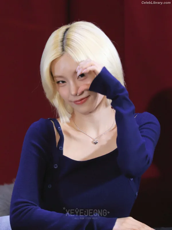 Yeji - ITZY (예지, Hwang Ye-ji) photo 5 of 1028