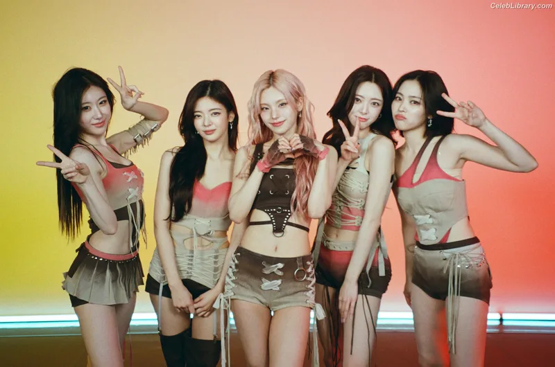 Yeji - ITZY (예지, Hwang Ye-ji) photo 10 of 1028