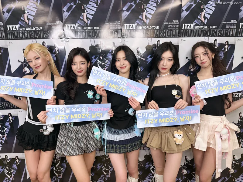 Yeji - ITZY (예지, Hwang Ye-ji) photo 18 of 1028
