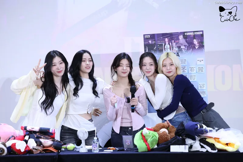 Yeji - ITZY (예지, Hwang Ye-ji) photo 23 of 1028