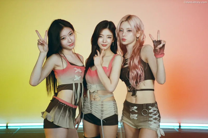 Yeji - ITZY (예지, Hwang Ye-ji) photo 4 of 1028
