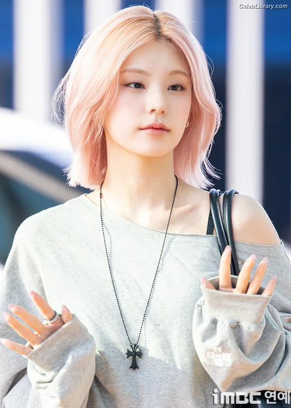 Yeji - ITZY (예지, Hwang Ye-ji) photo 5 of 1028