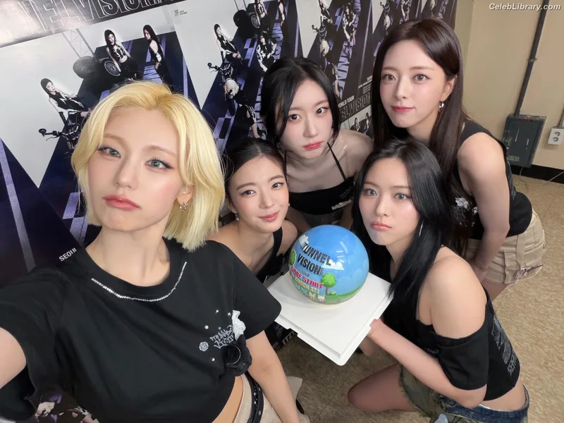 Yeji - ITZY (예지, Hwang Ye-ji) photo 10 of 1028