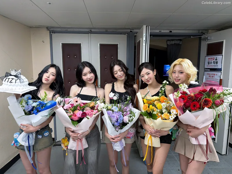 Yeji - ITZY (예지, Hwang Ye-ji) photo 12 of 1028