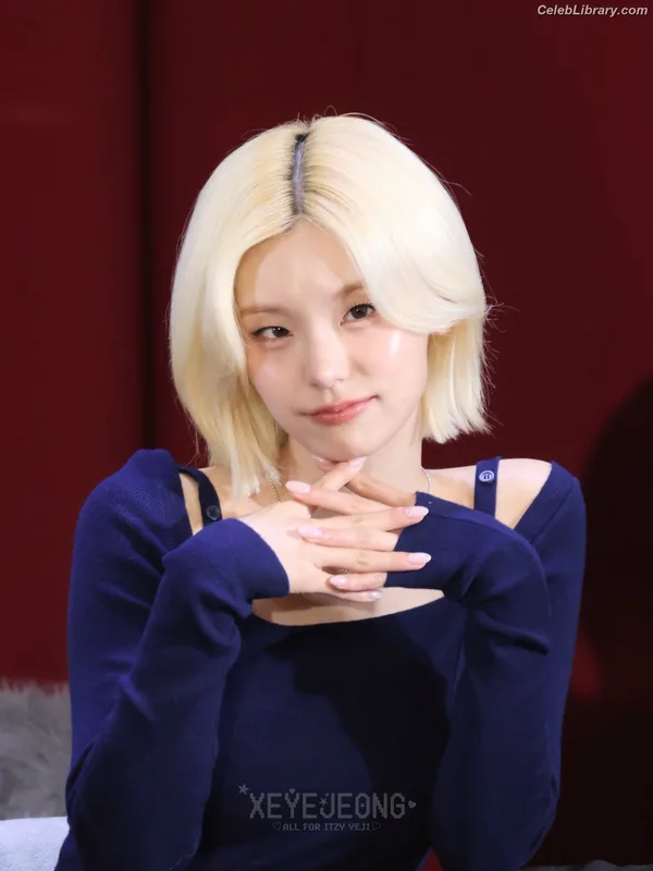 Yeji - ITZY (예지, Hwang Ye-ji) photo 16 of 1028