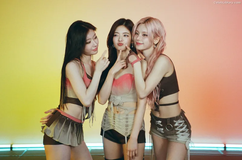 Yeji - ITZY (예지, Hwang Ye-ji) photo 19 of 1028