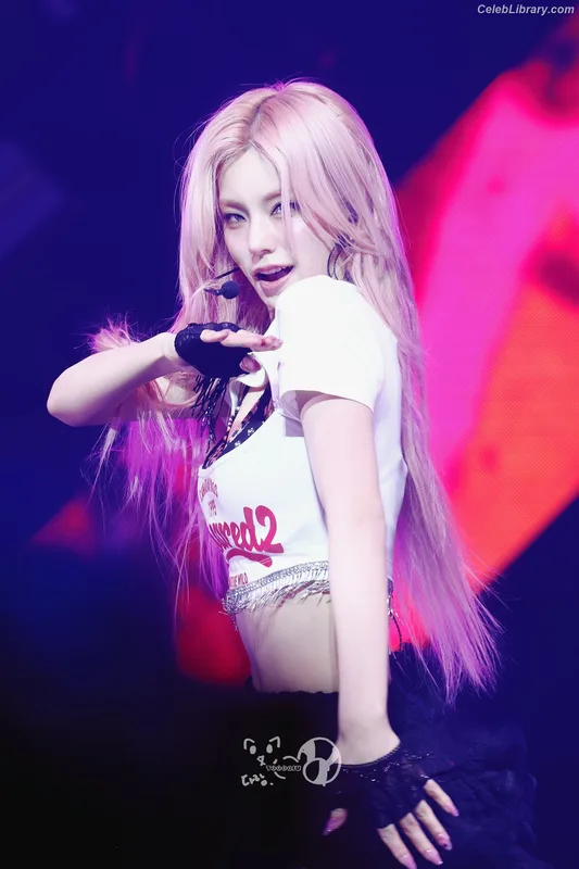 Yeji - ITZY (예지, Hwang Ye-ji) photo 21 of 1028