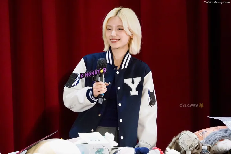 Yeji - ITZY (예지, Hwang Ye-ji) photo 4 of 1028