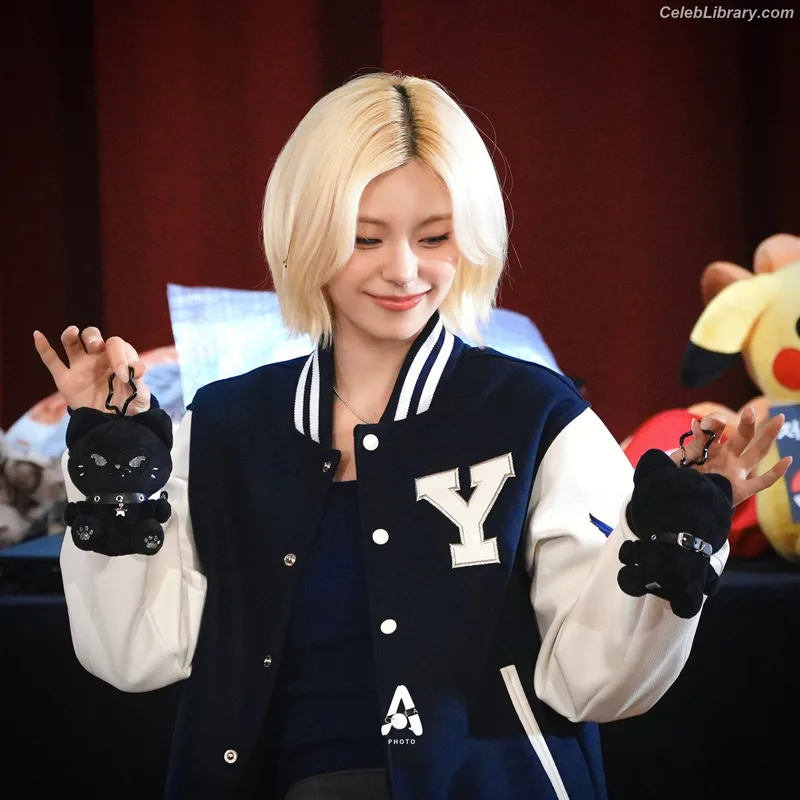 Yeji - ITZY (예지, Hwang Ye-ji) photo 11 of 1028