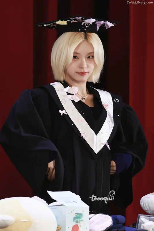 Yeji - ITZY (예지, Hwang Ye-ji) photo 14 of 1028