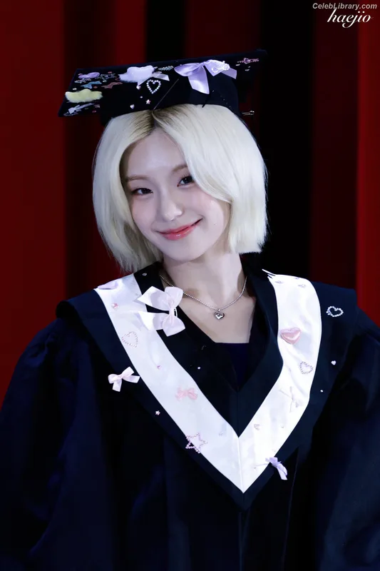 Yeji - ITZY (예지, Hwang Ye-ji) photo 16 of 1028