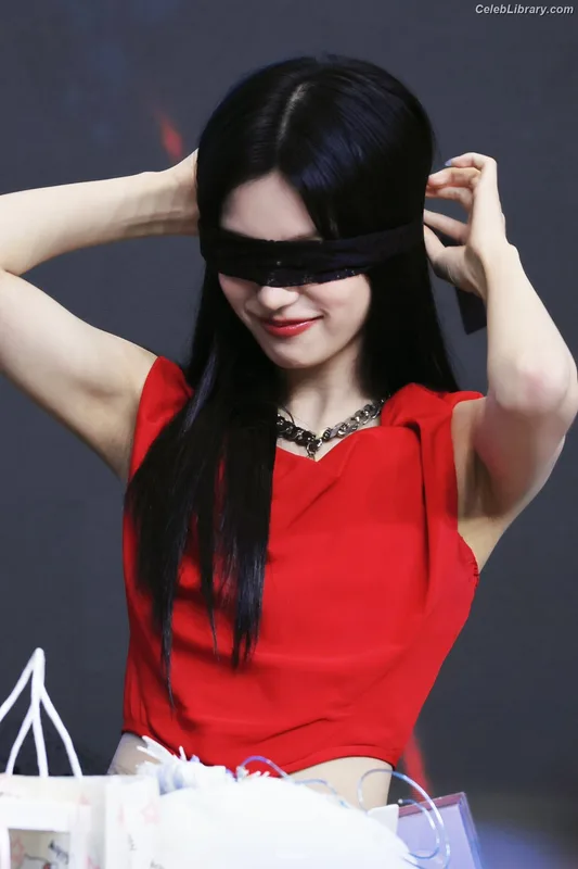 Yeji - ITZY (예지, Hwang Ye-ji) photo 17 of 1028