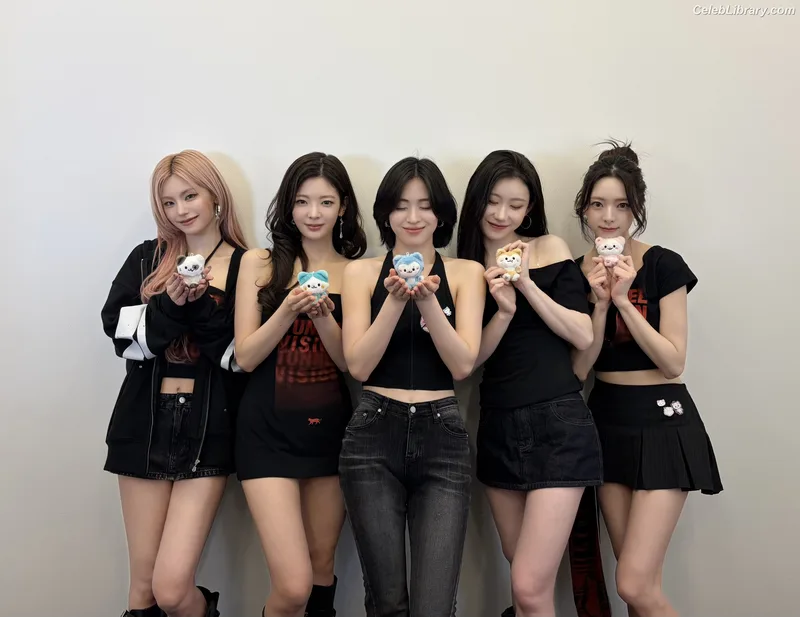 Yeji - ITZY (예지, Hwang Ye-ji) photo 5 of 1028