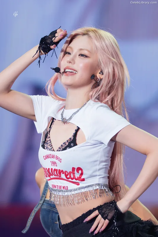 Yeji - ITZY (예지, Hwang Ye-ji) photo 9 of 1028