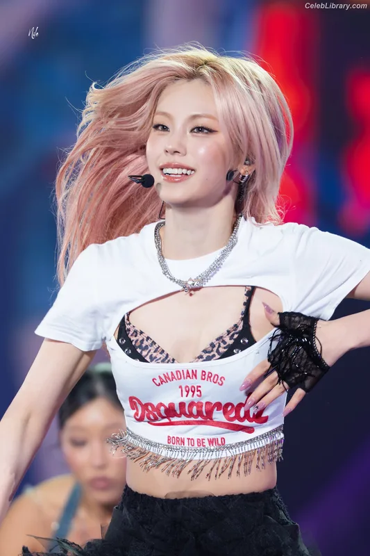 Yeji - ITZY (예지, Hwang Ye-ji) photo 10 of 1028
