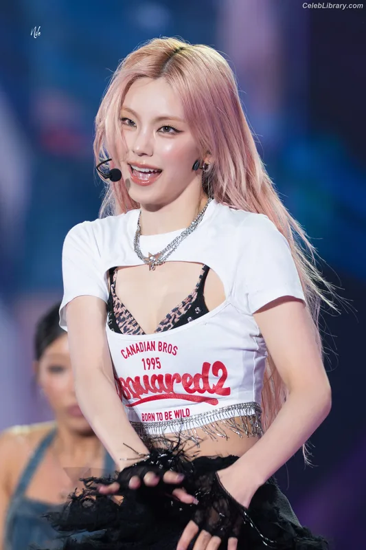 Yeji - ITZY (예지, Hwang Ye-ji) photo 11 of 1028
