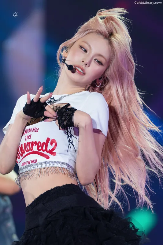 Yeji - ITZY (예지, Hwang Ye-ji) photo 14 of 1028