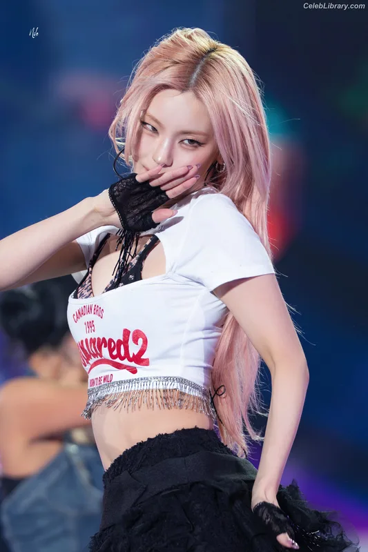 Yeji - ITZY (예지, Hwang Ye-ji) photo 15 of 1028