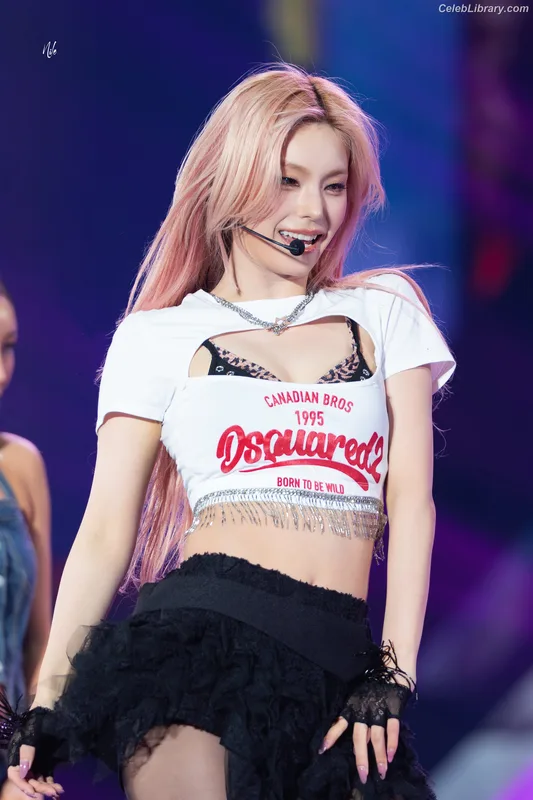Yeji - ITZY (예지, Hwang Ye-ji) photo 17 of 1028