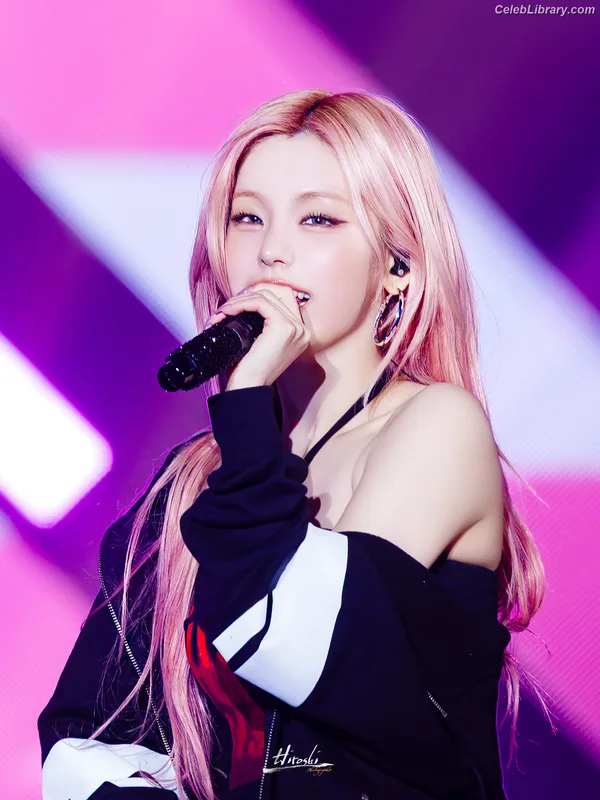 Yeji - ITZY (예지, Hwang Ye-ji) photo 21 of 1028
