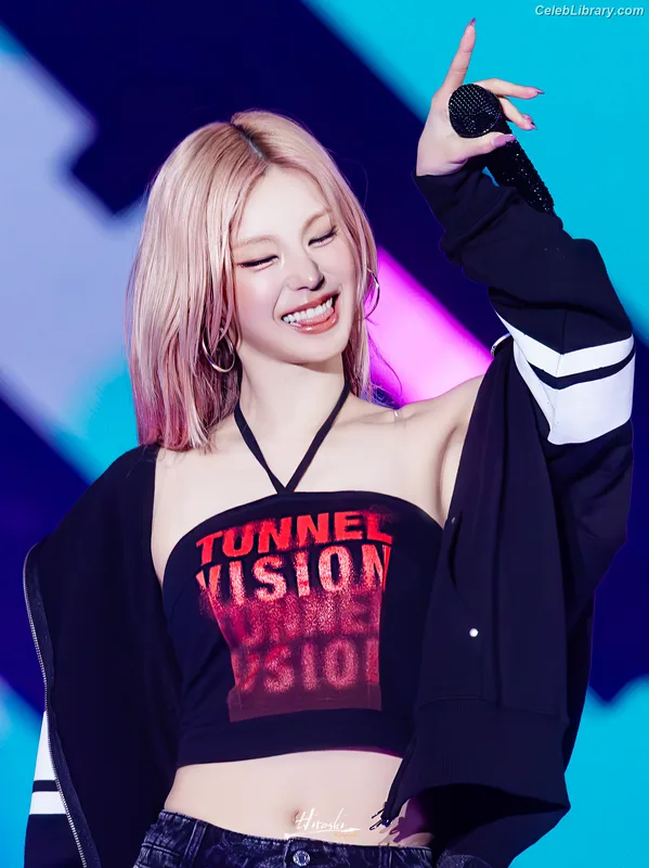Yeji - ITZY (예지, Hwang Ye-ji) photo 22 of 1028