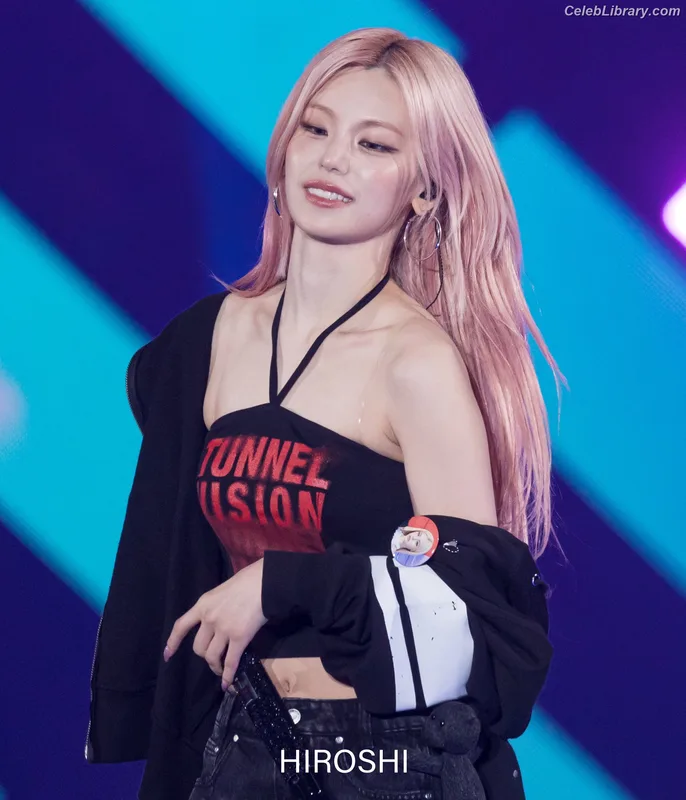 Yeji - ITZY (예지, Hwang Ye-ji) photo 23 of 1028